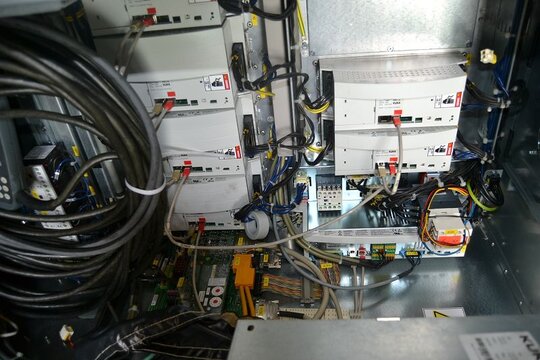 Kopie von KUKA Industrie-Roboter KRC150/3 VKRC2 + Schaltschrank + Teachpendant (01)